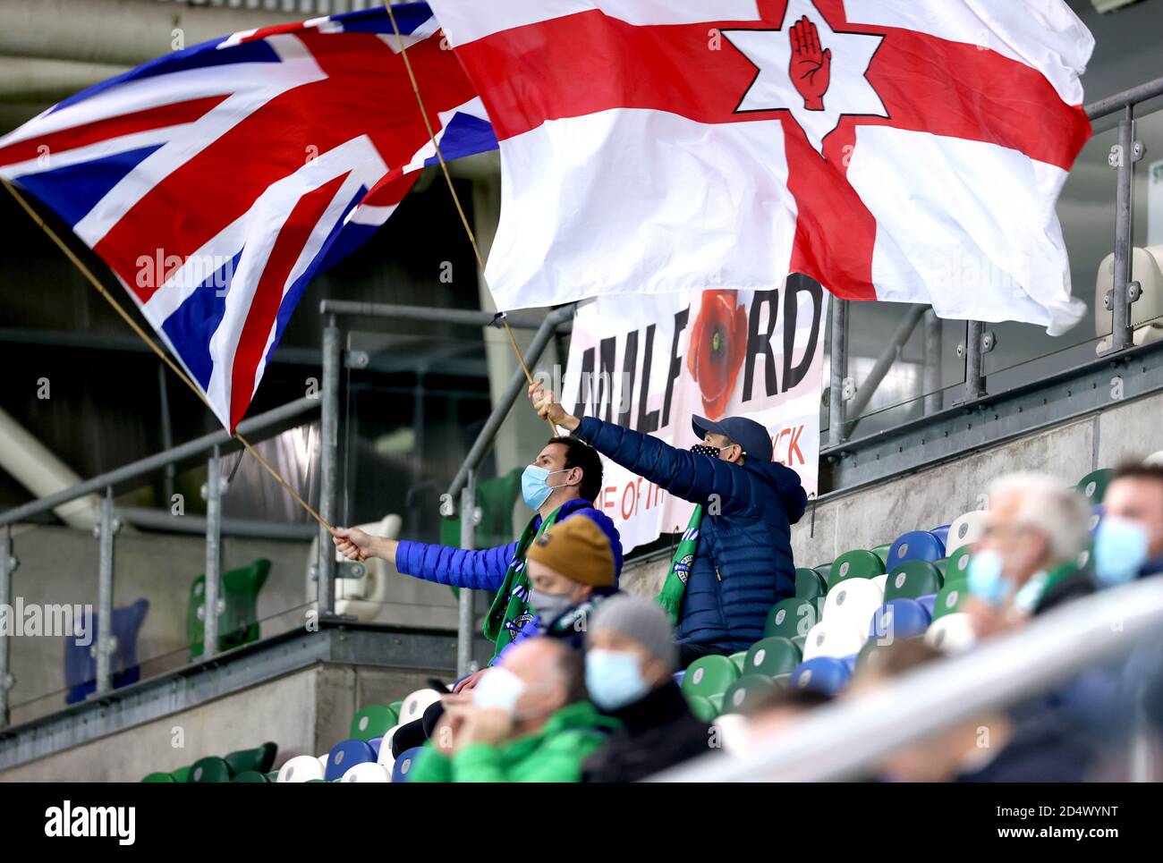 I tifosi dell'Irlanda del Nord ondano bandiere negli stand prima della UEFA Nations League Group 1, League B match a Windsor Park, Belfast. Foto Stock