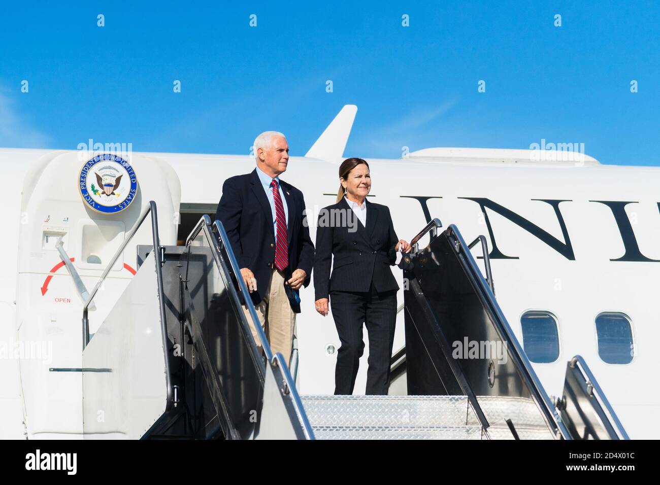 Il Vice Presidente Mike Pence e la seconda Signora Karen Pence sbarcano Air Force Two all'Aeroporto Internazionale McCarran giovedì 8 ottobre 2020, a Las Vegas People: Vice Presidente Mike Pence, seconda Signora Karen Pence Credit: Storms Media Group/Alamy Live News Foto Stock