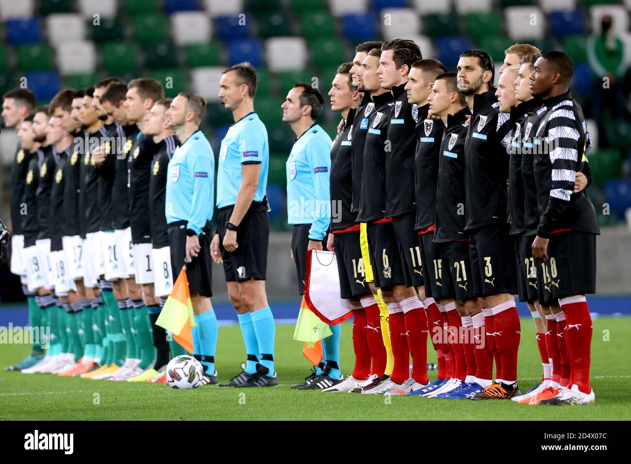 I giocatori austriaci (a destra) si allineano per il loro inno nazionale prima dell'inizio della UEFA Nations League Group 1, partita della Lega B al Windsor Park, Belfast. Foto Stock
