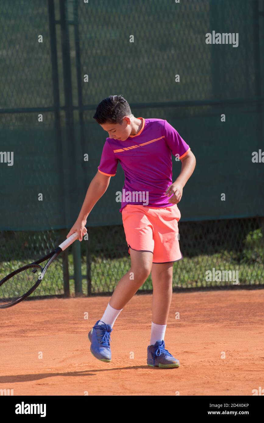 Il giovane tennista si prepara per servire Foto Stock