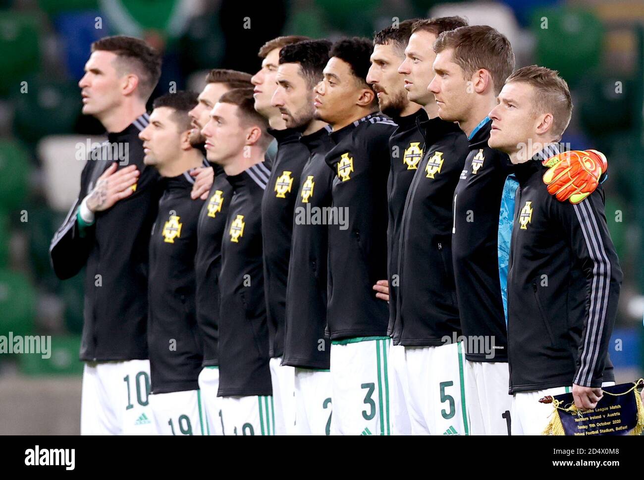 I giocatori dell'Irlanda del Nord si allineano per il loro inno nazionale prima dell'inizio della partita della UEFA Nations League Group 1, League B al Windsor Park, Belfast. Foto Stock