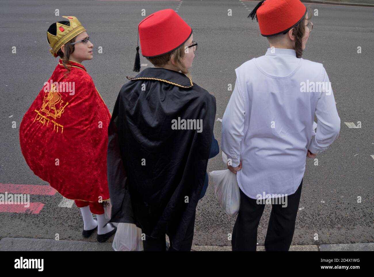 Celebrazioni ebraiche di Purim a Stamford Hill. I bambini e gli adulti celebrano i costumi, le danze e gli scambi di regali nella comunità. Londra, Inghilterra, Regno Unito Foto Stock