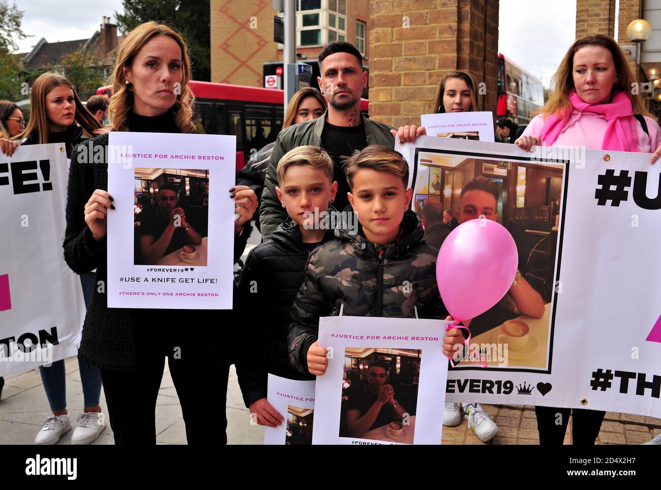 Becky Beston, madre di 19 anni vittima di crimine di coltello Archie Beston, guida una marcia di famiglia e amici attraverso Kingston su Tamigi per chiedere giustizia dopo che un verdetto di macellazione è raggiunto per l'assassino del figlio. Foto Stock