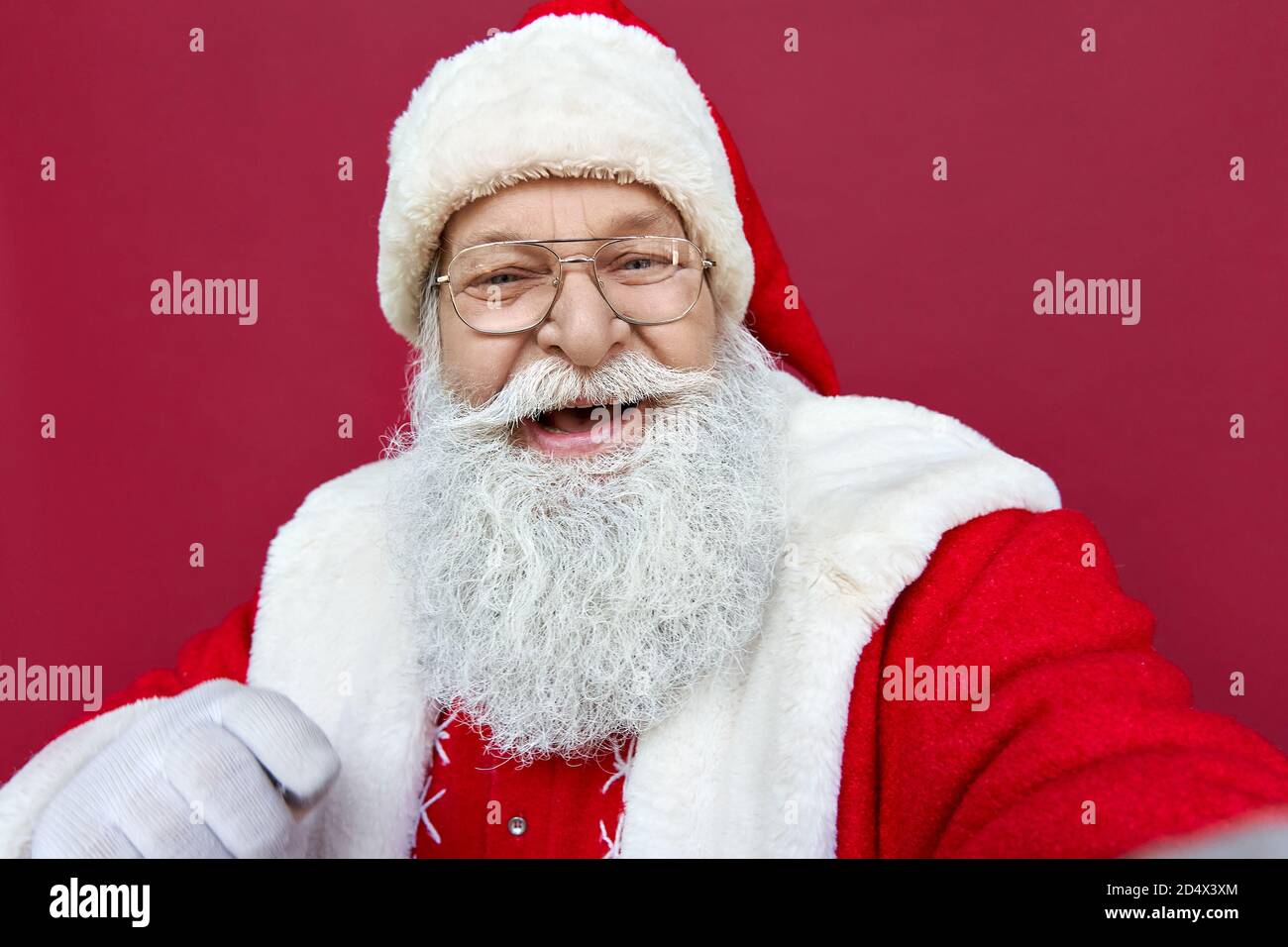 Felice Babbo Natale che prende selfie, videochiama, registra video,  videocamera Foto stock - Alamy