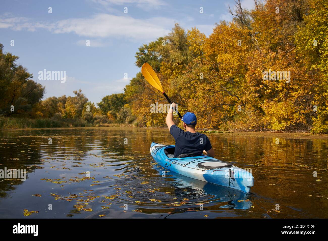 Uomo kayak sul lago in autunno. Turismo attivo. Foto Stock