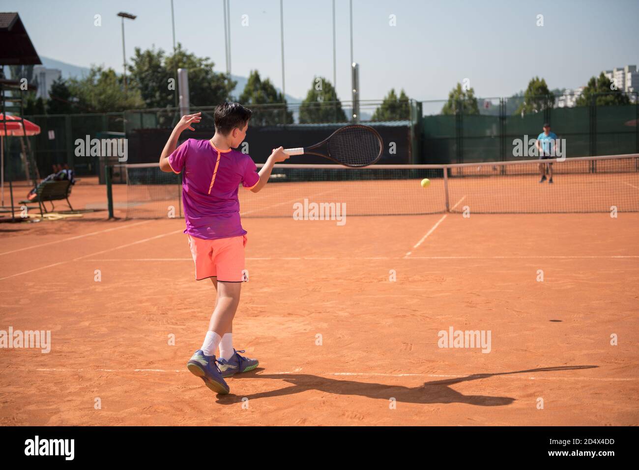 Giovane tennista che gioca in prima mano Foto Stock