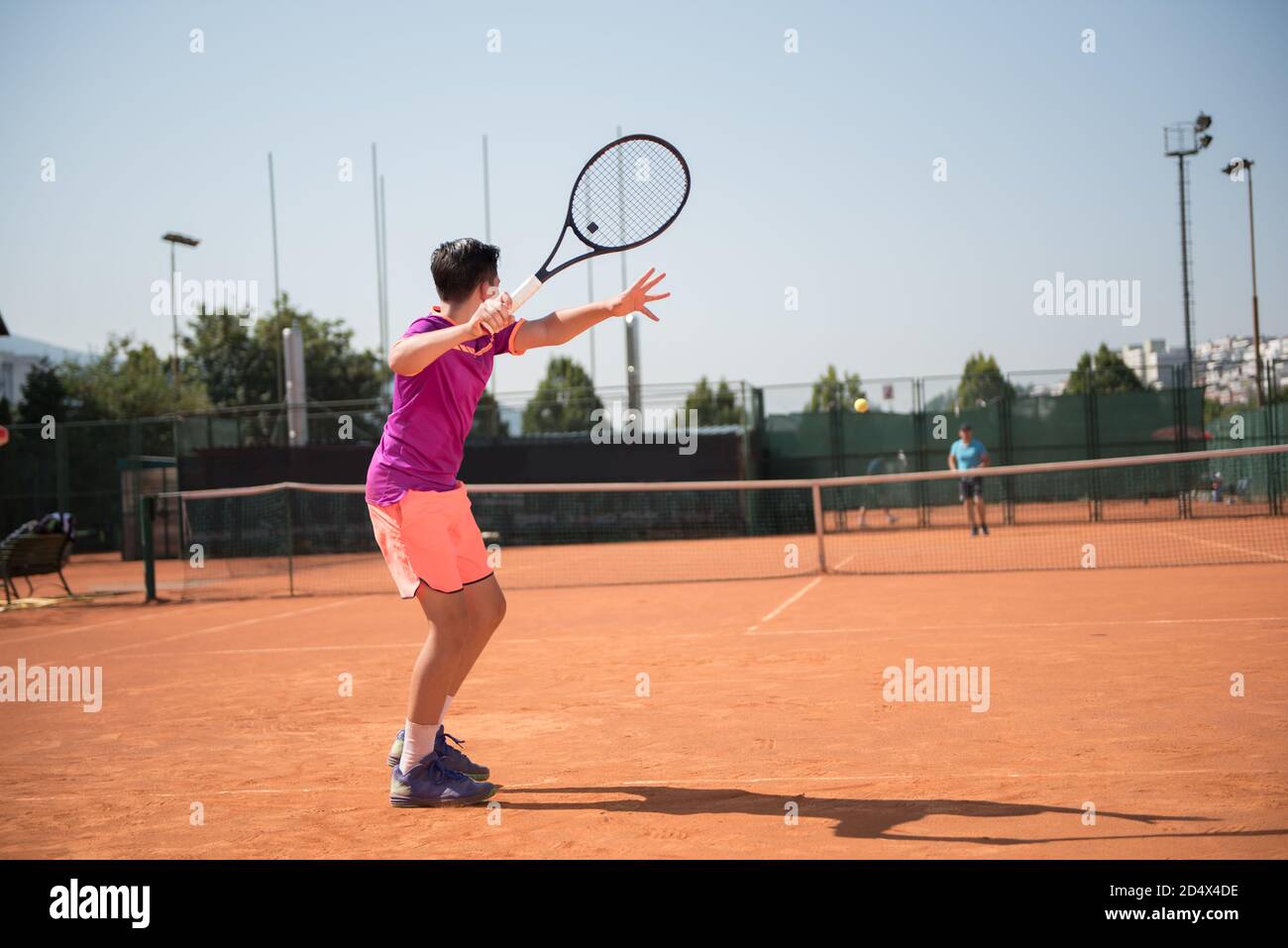 Giovane tennista che gioca in prima mano Foto Stock