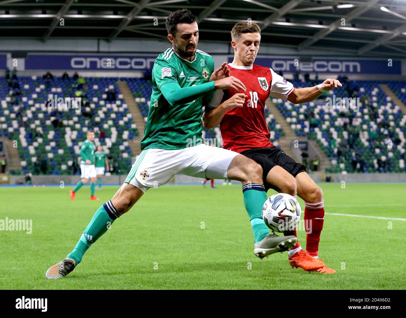 Conor McLaughlin dell'Irlanda del Nord (a sinistra) e Christoph Baumgartner dell'Austria combattono per la palla durante la UEFA Nations League Group 1, League B match a Windsor Park, Belfast. Foto Stock
