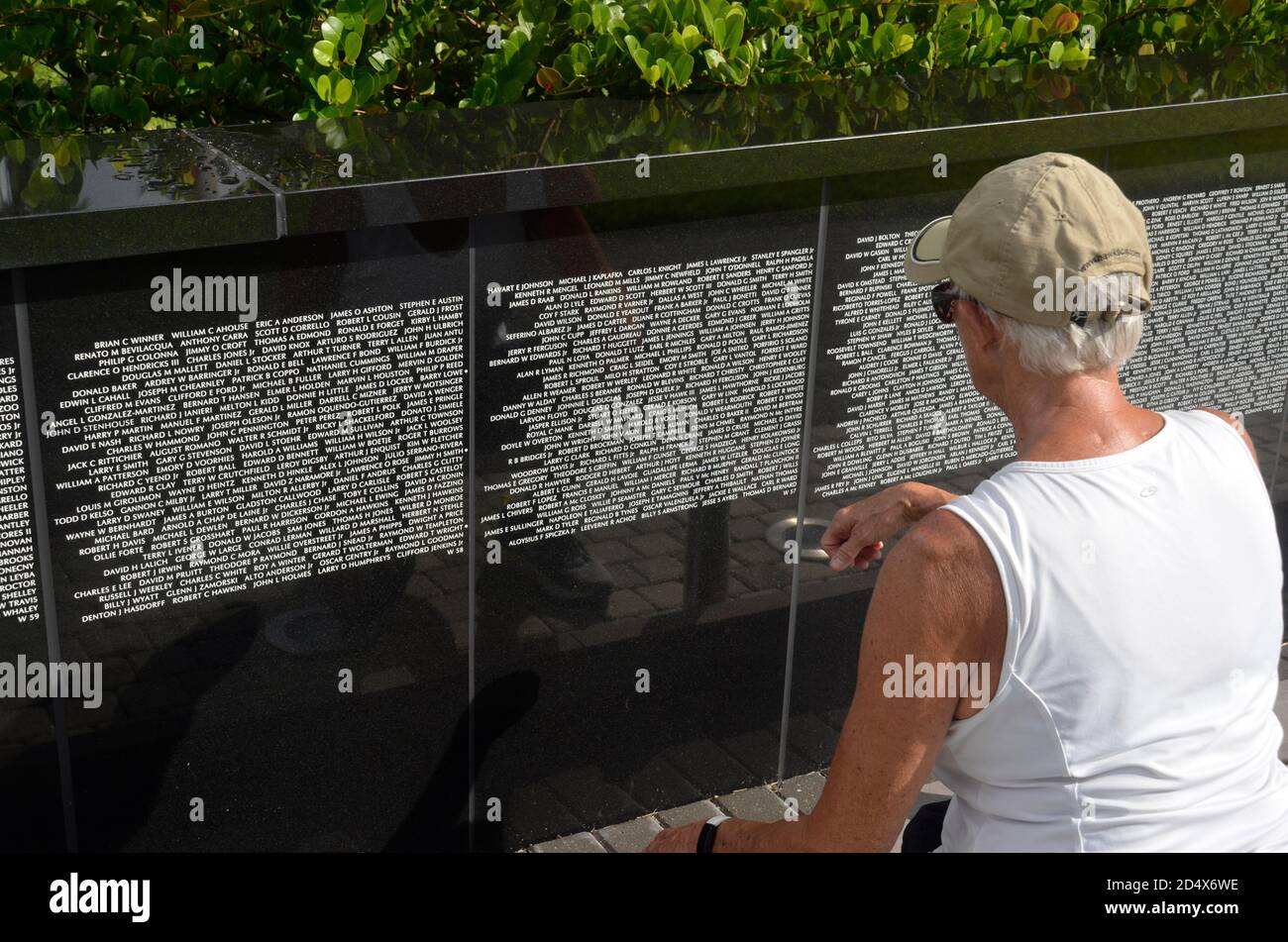 Vietnam Memorial Wall del sud-ovest della Florida, a Veterans Park a Punta Gorda è una replica in scala ridotta del Vietnam Veterans Memorial a Washington DC Foto Stock