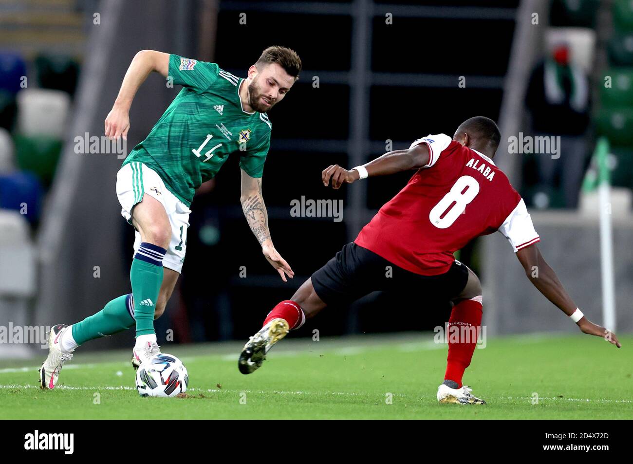 Stuart Dallas dell'Irlanda del Nord (a sinistra) e David Alaba dell'Austria combattono per la palla durante la UEFA Nations League Group 1, League B match a Windsor Park, Belfast. Foto Stock