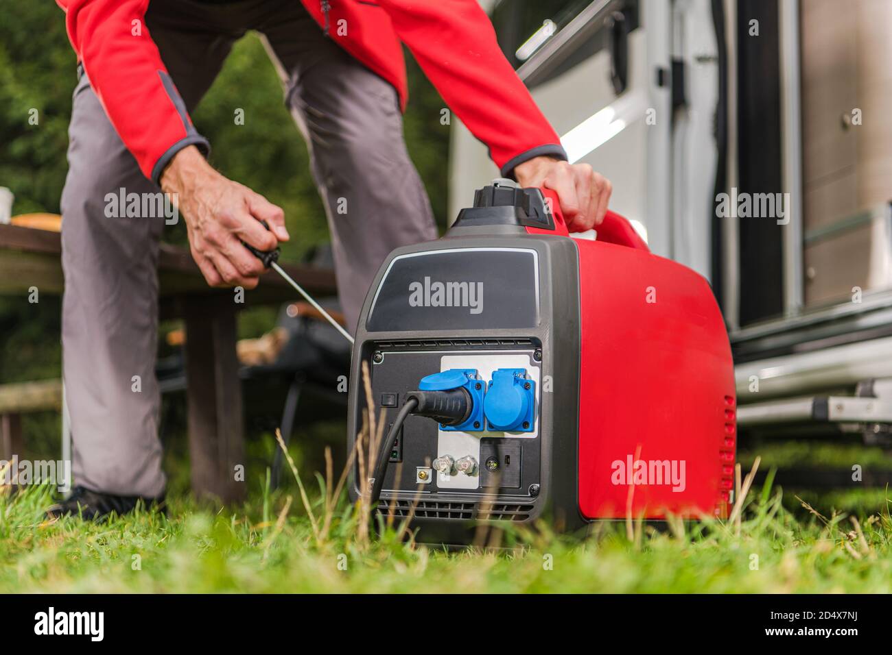 Uomini caucasici nel suo 40s che sparano in su generatore di inverter  portatile alimentato a gas per collegare l'elettricità al suo pulmino di  Camper Foto stock - Alamy