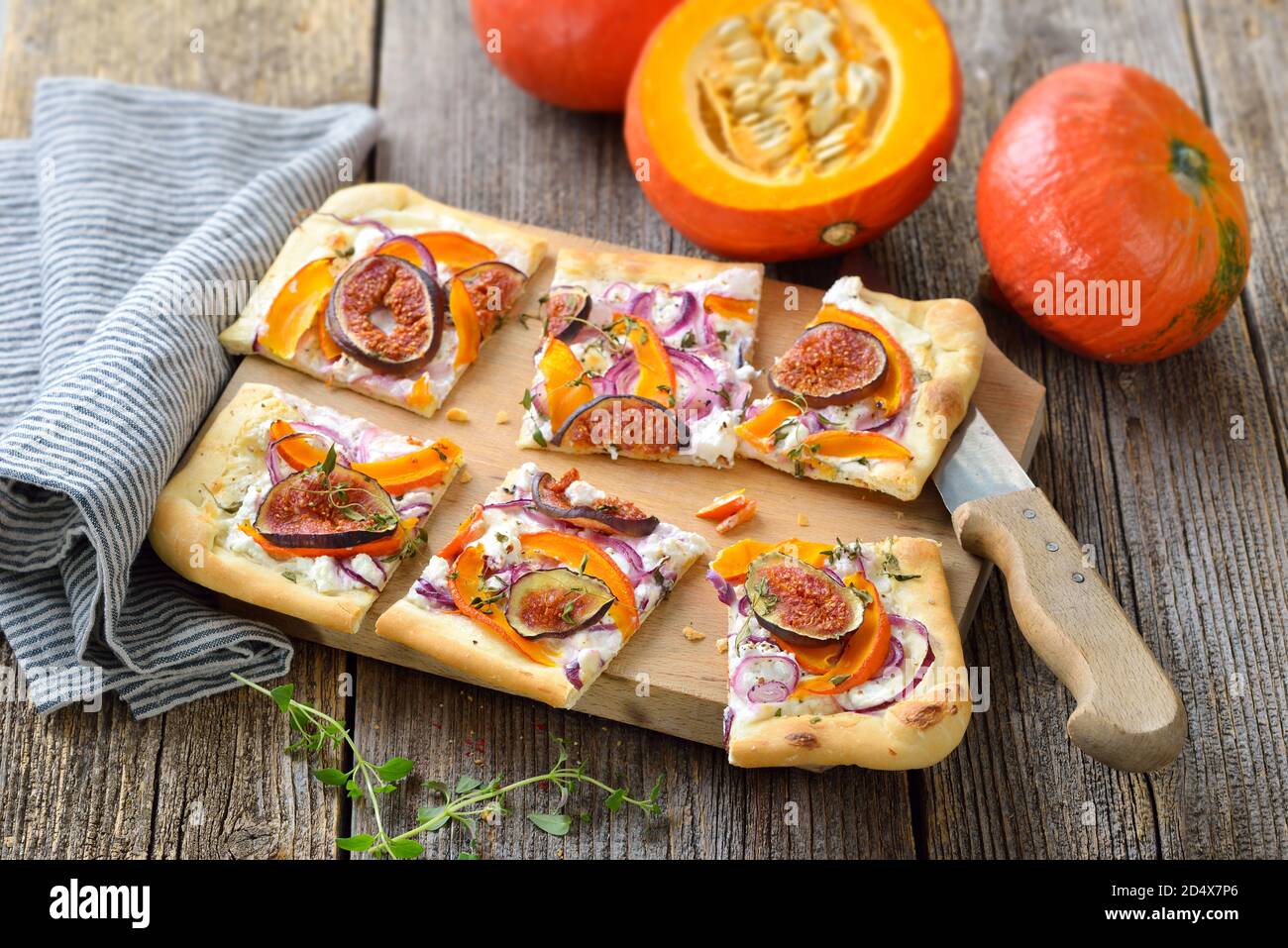 Tarte Flambee dell'Alsazia con formaggio cremoso di capra, cipolle, zucca e fette di fico Foto Stock
