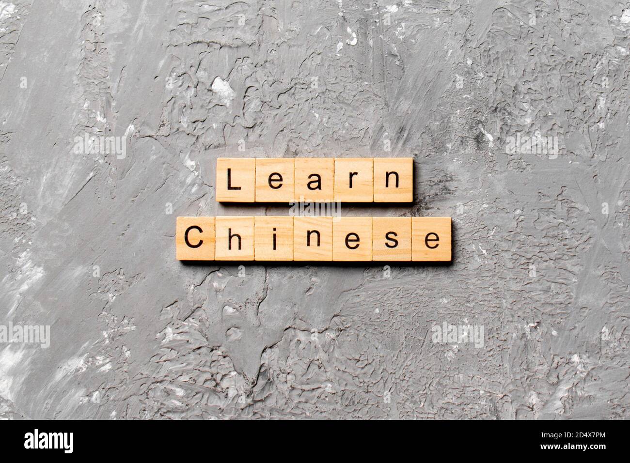 Impara il cinese parola scritta sul blocco di legno. Impara il cinese del testo in tabella, concetto. Foto Stock