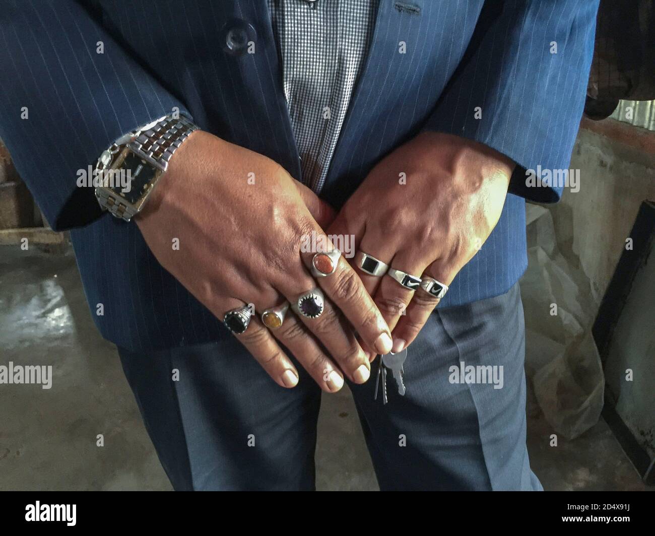Un uomo che indossa anelli su tutte le dita, un immigrato del Bangladesh in  Malesia Foto stock - Alamy