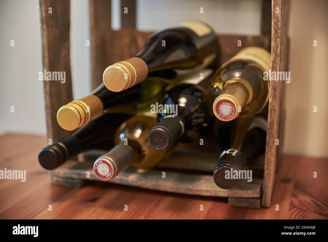 Bottiglie di vino accatastate in una scatola di vino d'annata. Primo piano  di un'antica cassa di vino ripiena di bottiglie di vino. Contenitore per  vino d'epoca Foto stock - Alamy