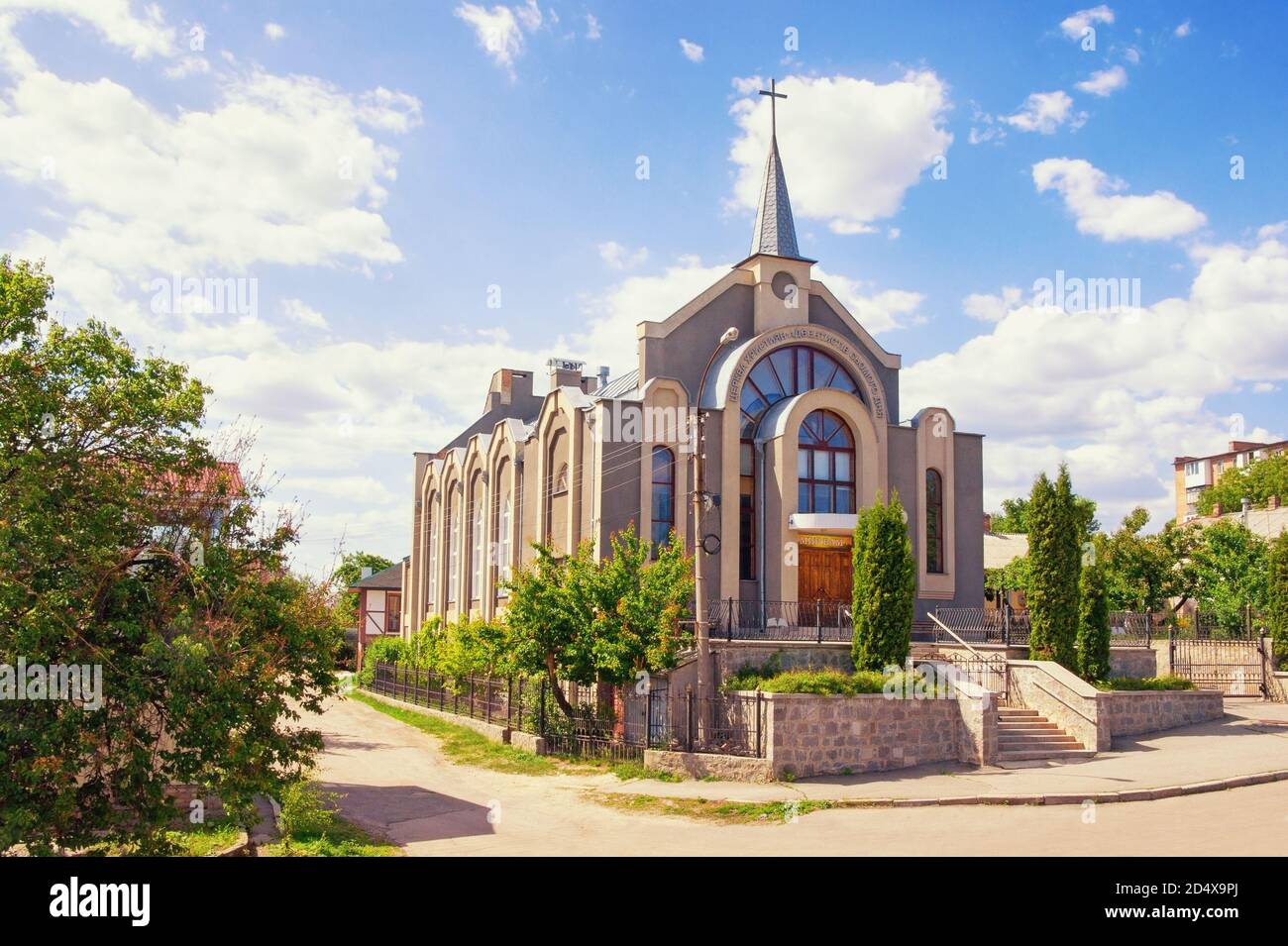 Chiesa avventista del settimo giorno nella città di Uman, in Ucraina (il testo ucraino significa: 'Chiesa cristiana degli avventisti del settimo giorno' e sopra la porta 'Pace sia wit Foto Stock