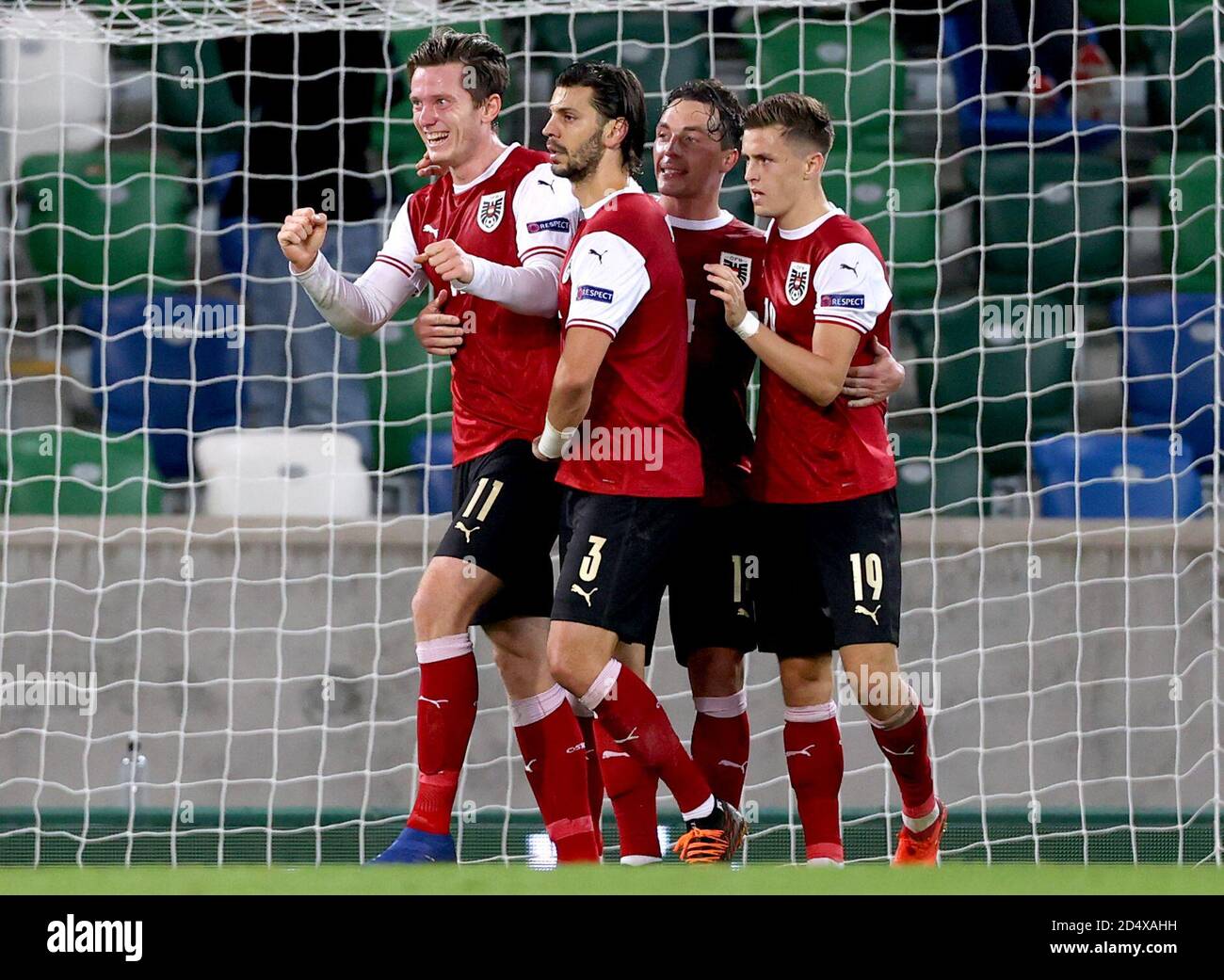 Michael Gregoritsch (a sinistra) dell'Austria celebra il primo gol del suo fianco con i suoi compagni di squadra durante la partita della UEFA Nations League Group 1, League B al Windsor Park, Belfast. Foto Stock