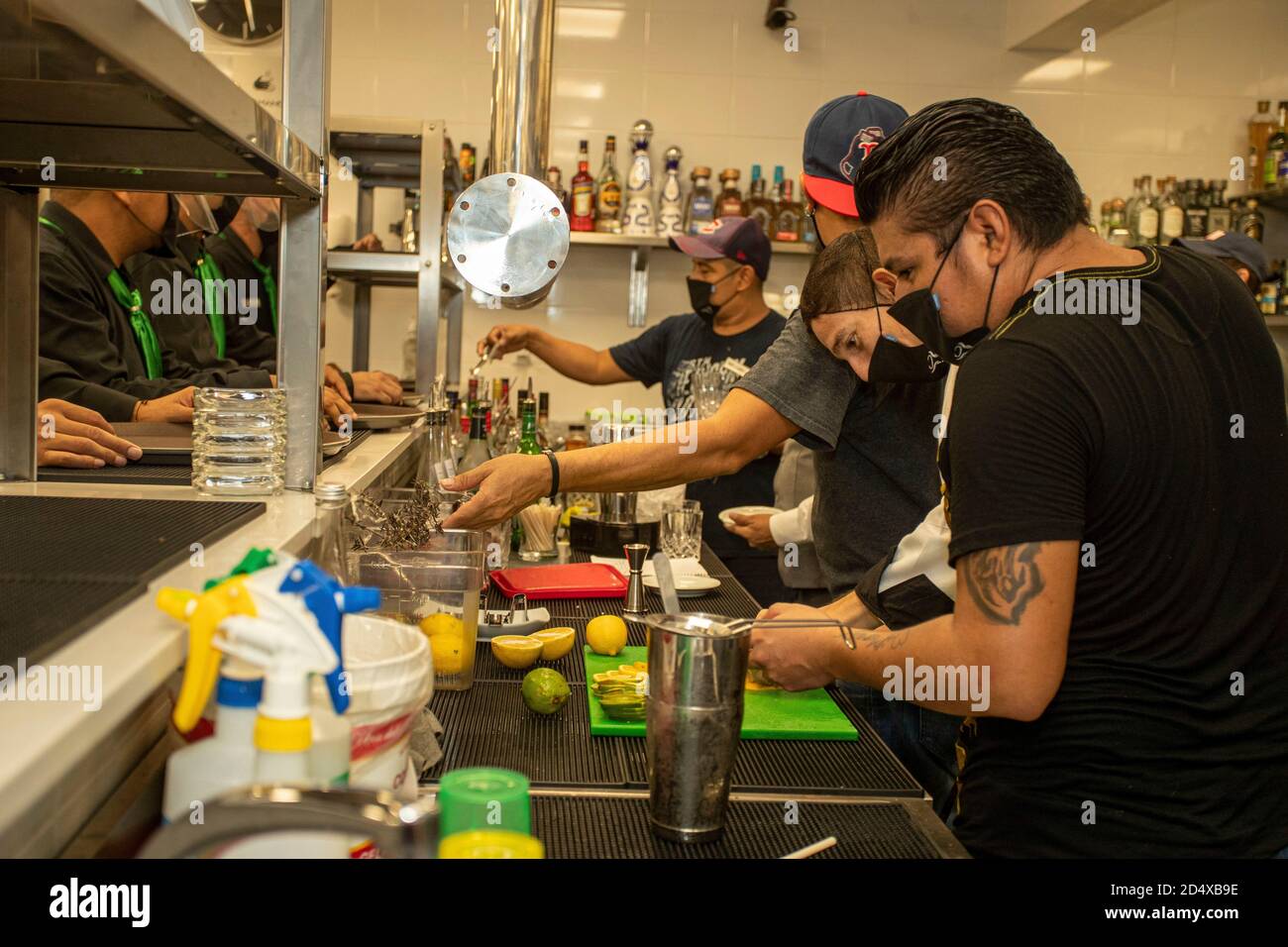 Città del Messico, Messico. 10 Ott 2020. CANCUN, MESSICO - OTTOBRE 10: Uno Chef indossa una maschera facciale mentre si prepara a cucinare durante l'inaugurazione del ristorante brasiliano 'Divina Carne' tra la pandemia di Coronavirus il 10 Ottobre 2020 a Cancun, Messico. Credit: Ismael Rosas/Eyepix Group/The Photo Access Credit: The Photo Access/Alamy Live News Foto Stock