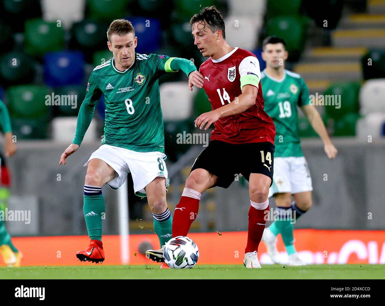 Il capitano dell'Irlanda del Nord Steven Davis (a sinistra) e il capitano austriaco Julian Baumgartlinger combattono per la palla durante la UEFA Nations League Group 1, League B match a Windsor Park, Belfast. Foto Stock