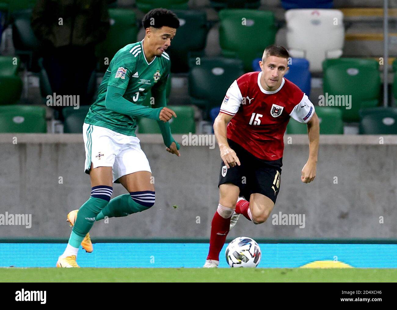 Jamal Lewis (a sinistra) dell'Irlanda del Nord e Reinhold Ranftl dell'Austria combattono per la palla durante la UEFA Nations League Group 1, League B match al Windsor Park, Belfast. Foto Stock