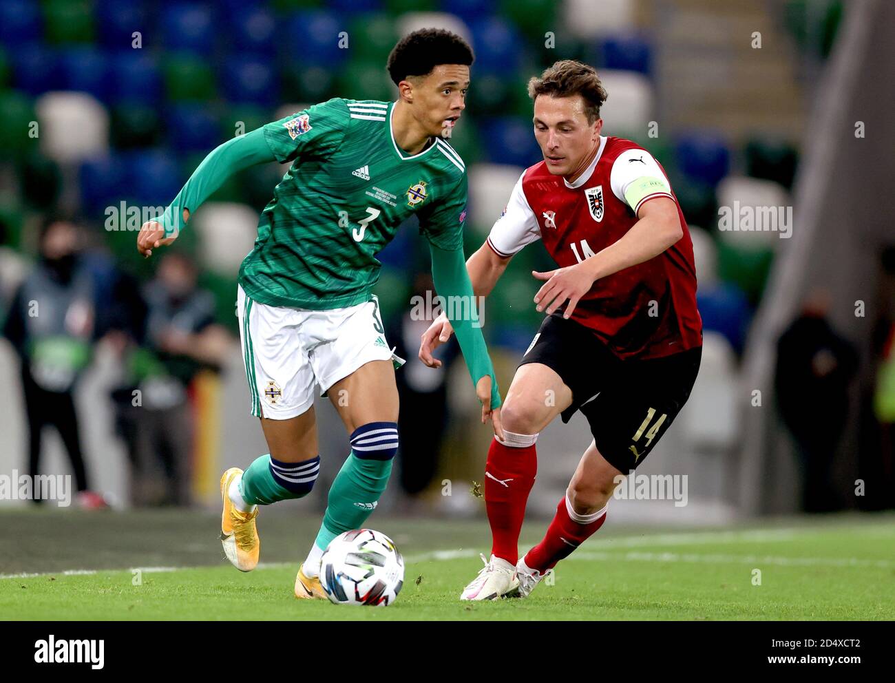 Jamal Lewis (a sinistra) dell'Irlanda del Nord e il capitano austriaco Julian Baumgartlinger combattono per la palla durante la UEFA Nations League Group 1, League B match al Windsor Park, Belfast. Foto Stock