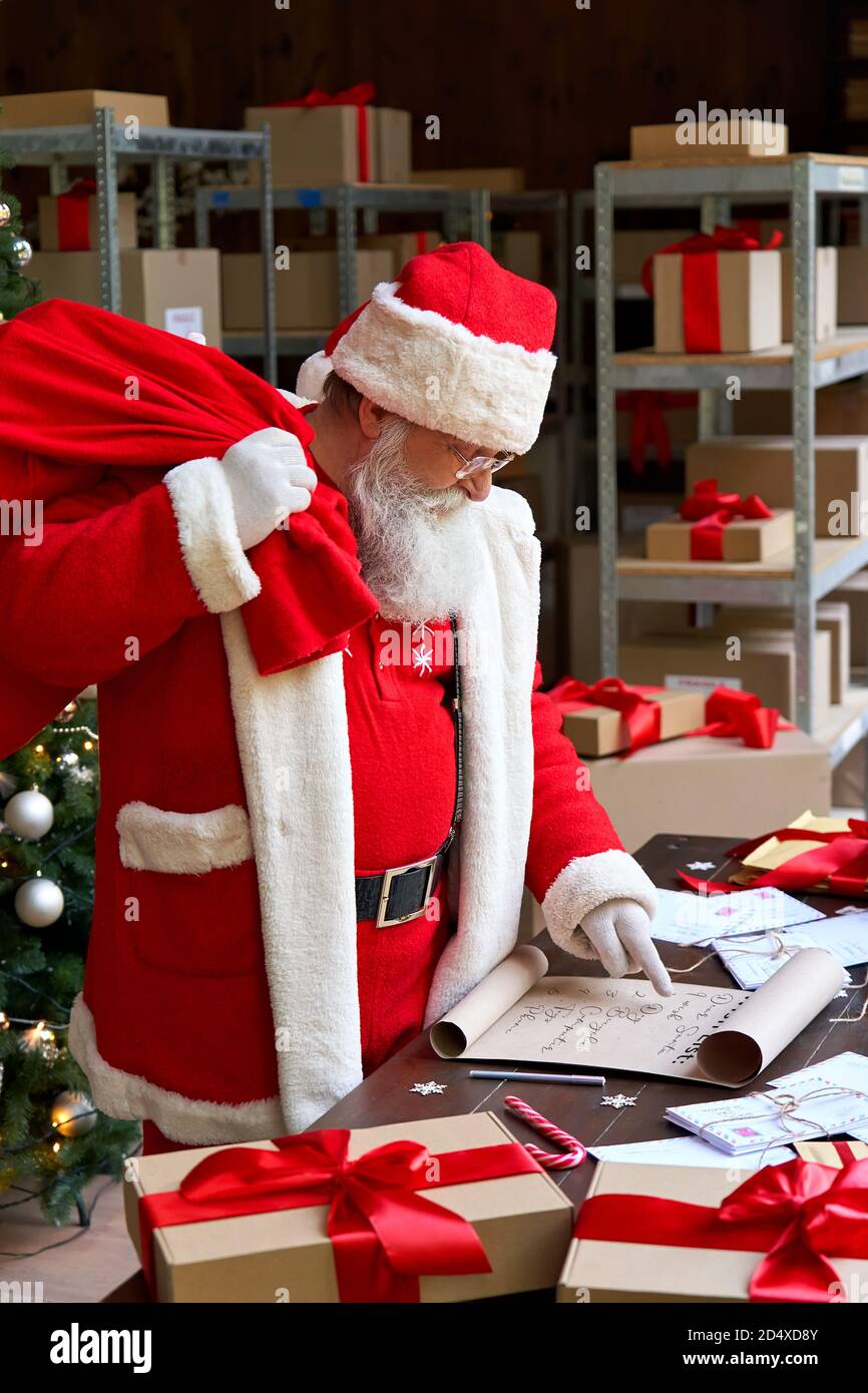 Babbo Natale custodia con regali lettura lista dei desideri. Foto Stock