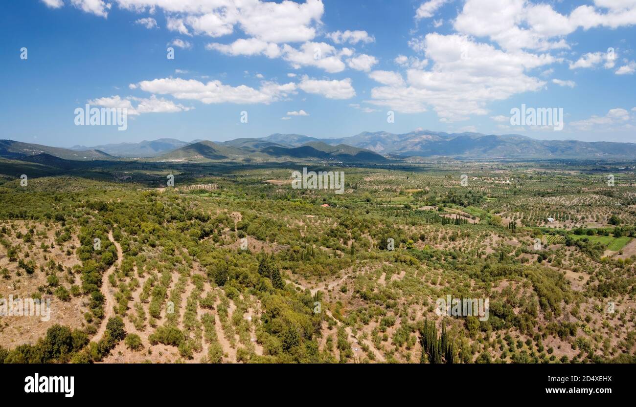 Vista aerea della campagna e dei campi coltivati in autunno Foto Stock