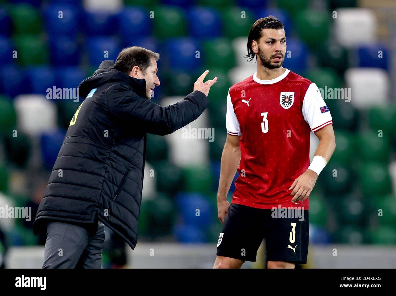 Il manager austriaco Franco Foda (a sinistra) parla con Aleksandar Dragovic durante la UEFA Nations League Group 1, partita di campionato B al Windsor Park, Belfast. Foto Stock