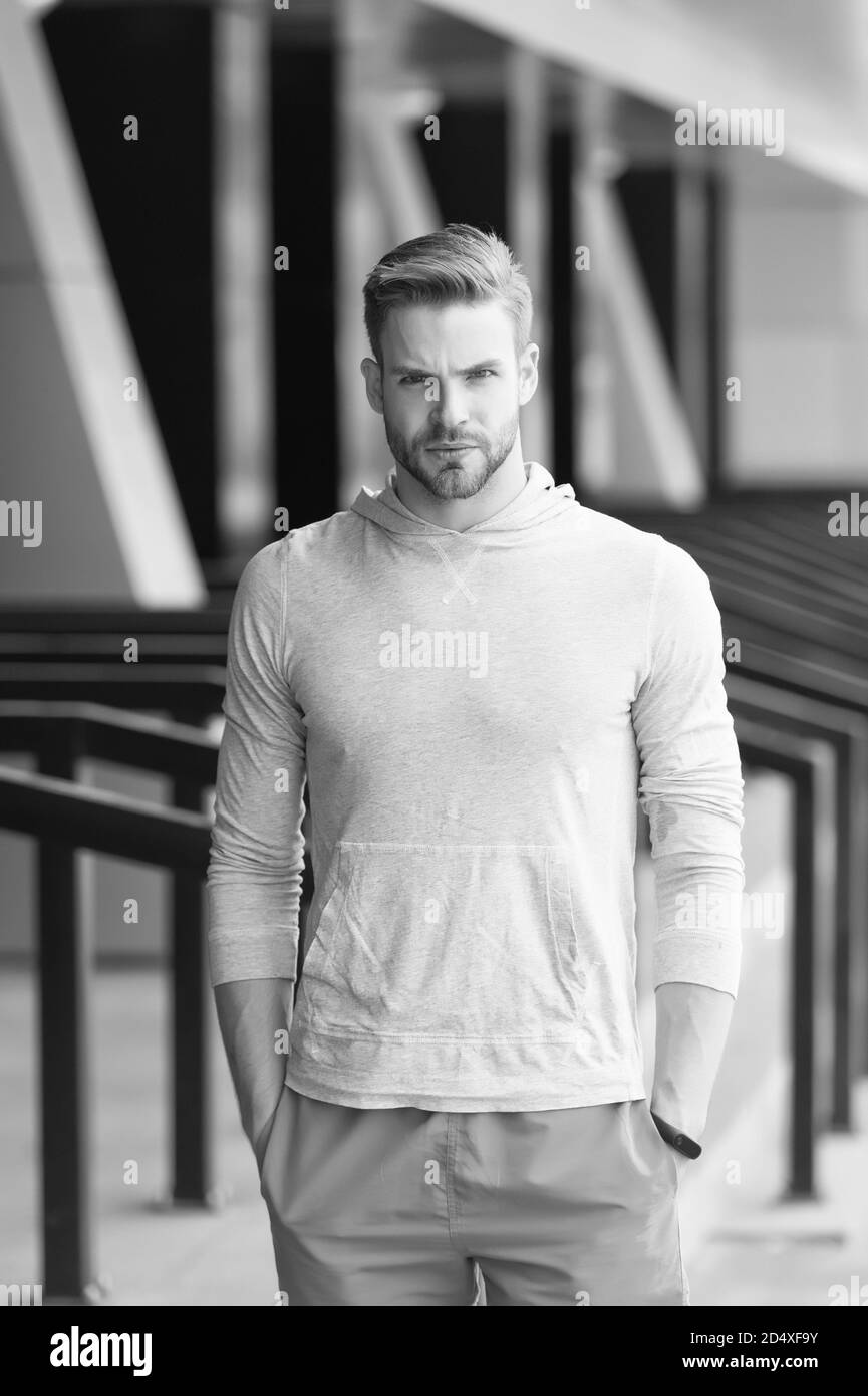 Ti farò lavorare sul tuo corpo. Personal trainer. Allenamento all'aperto. Il ragazzo forte indossa abiti stile fitness. Sportivo o atleta. Sport e atletica. Allenamento in forma. Concetto di allenamento. Foto Stock