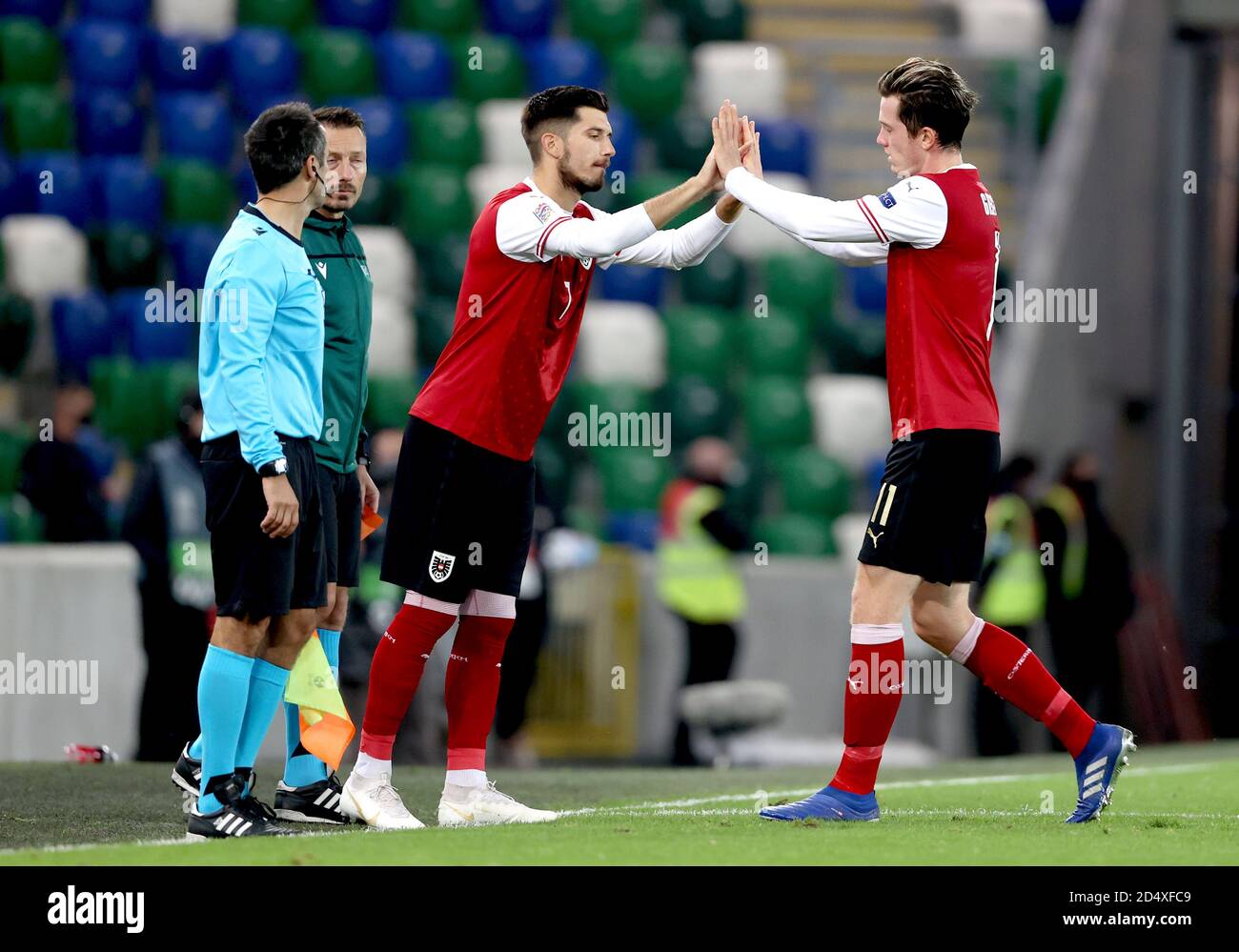 Michael Gregoritsch (a destra) in Austria è sostituito dal compagno di squadra Adrian Grbic durante la partita della UEFA Nations League Group 1, League B a Windsor Park, Belfast. Foto Stock