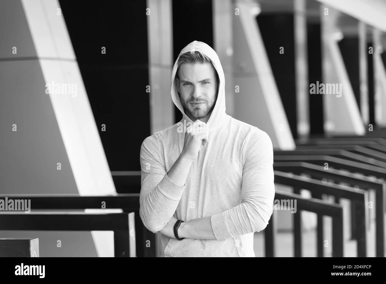Personal trainer. Sport e atletica. Allenamento in forma. Concetto di allenamento. Ti farò lavorare sul tuo corpo. Allenamento all'aperto. Il ragazzo forte indossa abiti stile fitness. Sportivo o atleta. Foto Stock