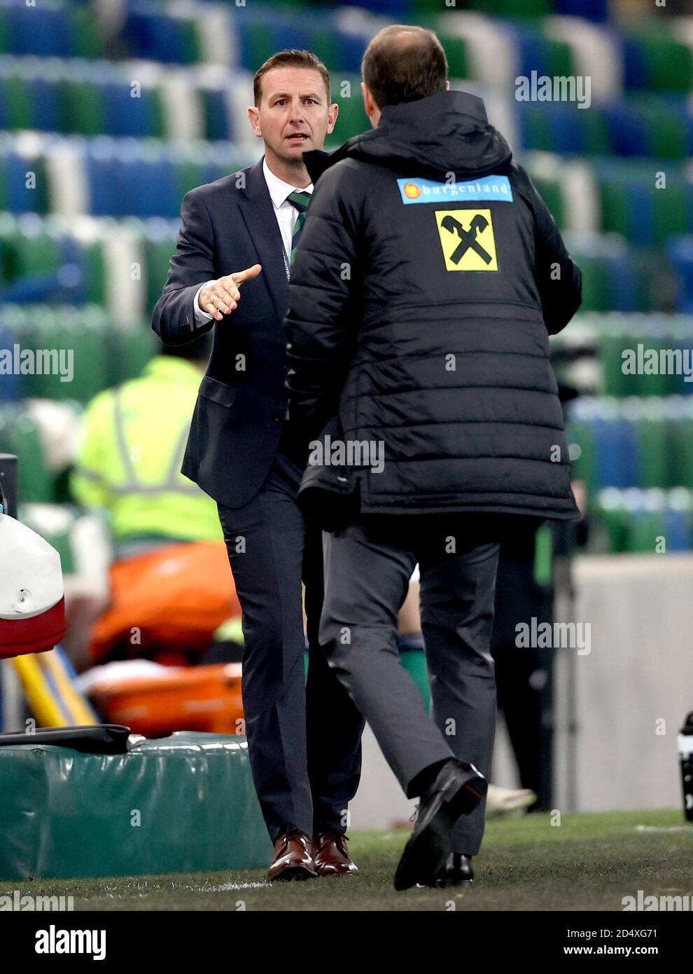Il manager dell'Irlanda del Nord Ian Baraclough (a sinistra) stringe le mani con il manager austriaco Franco Foda alla fine della partita della UEFA Nations League Group 1, League B al Windsor Park di Belfast. Foto Stock