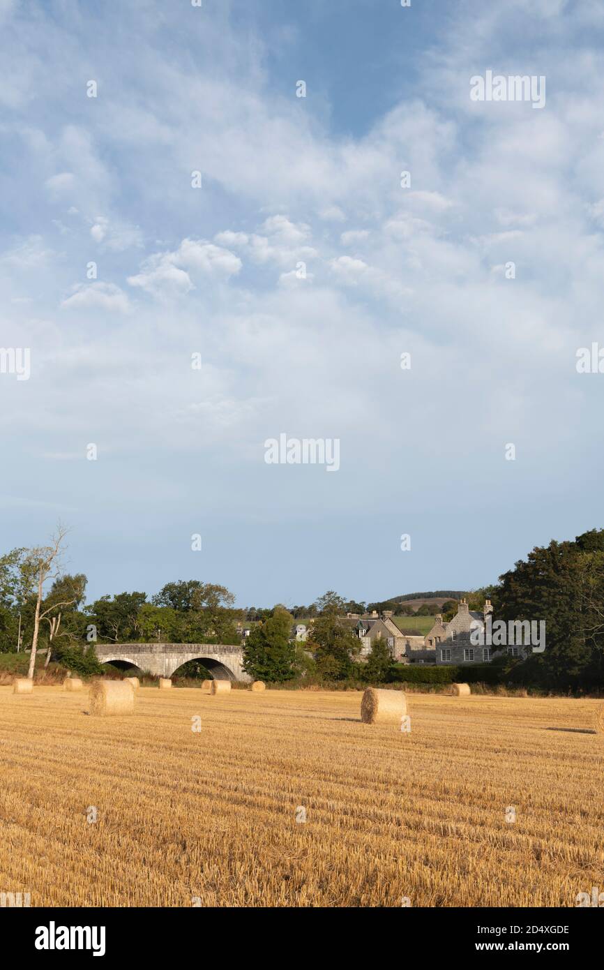 Guardando verso il Ponte di Alford da un campo stubble con Balle di paglia su una mattina soleggiato Autumnal Foto Stock