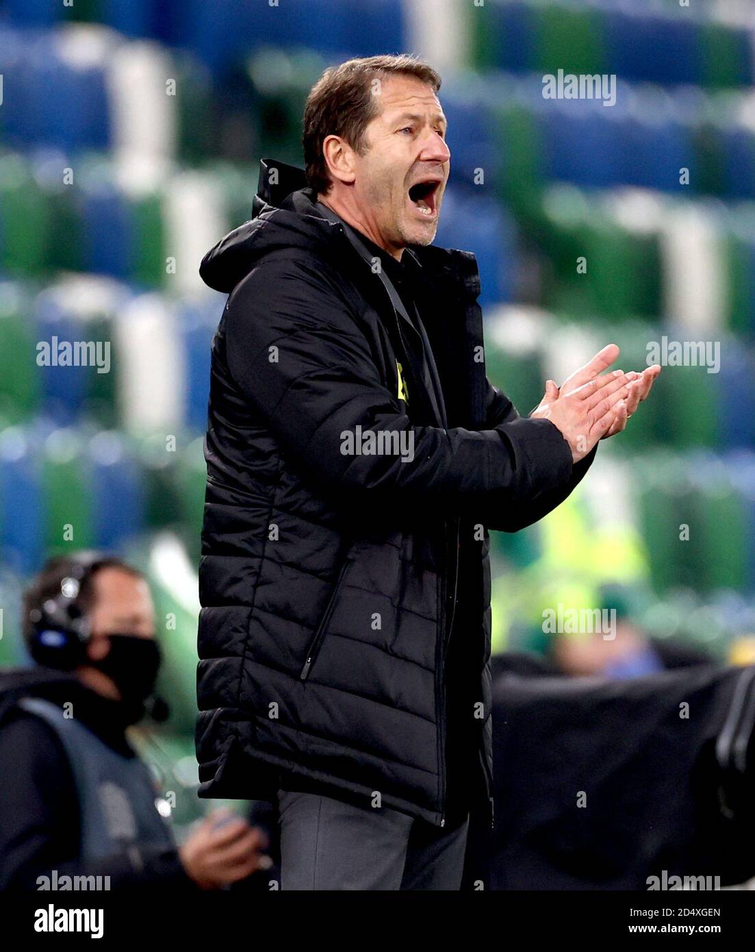 Il manager austriaco Franco Foda grida dalla linea di contatto durante la UEFA Nations League Group 1, League B match a Windsor Park, Belfast. Foto Stock