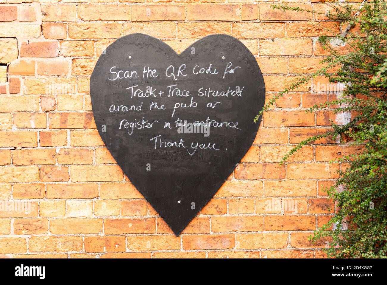 Cartello scritto a mano che chiede ai clienti del pub di scansionare il codice QR per la traccia e la traccia o di registrarsi all'ingresso - Spencer Arms, Cawthorne, Barnsley, Inghilterra, Regno Unito Foto Stock