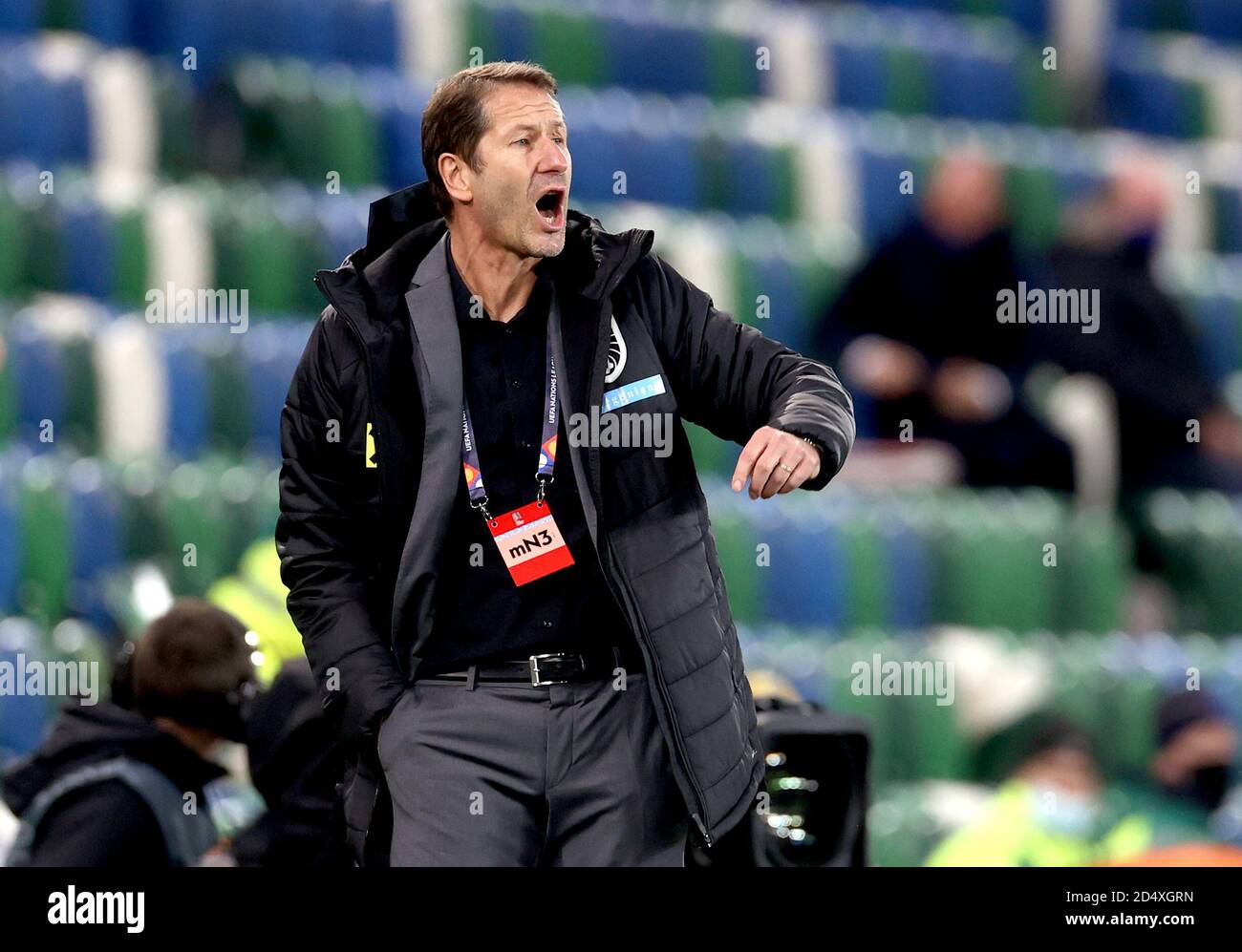 Il manager austriaco Franco Foda gesta sulla linea di contatto durante la UEFA Nations League Group 1, League B match a Windsor Park, Belfast. Foto Stock