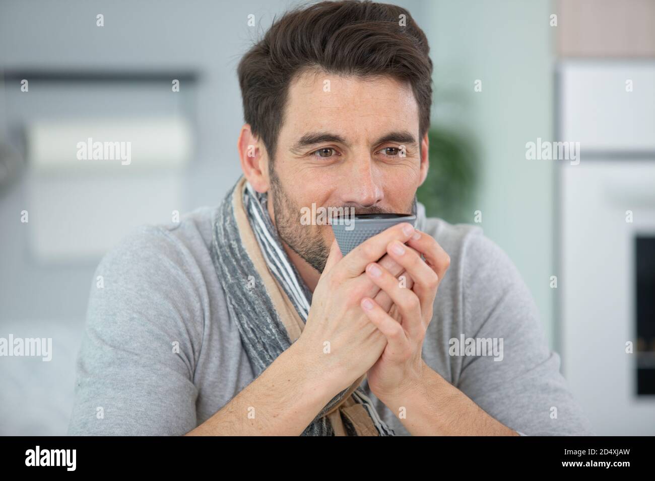 l'uomo contemplativo apprezza una tazza di tè Foto Stock