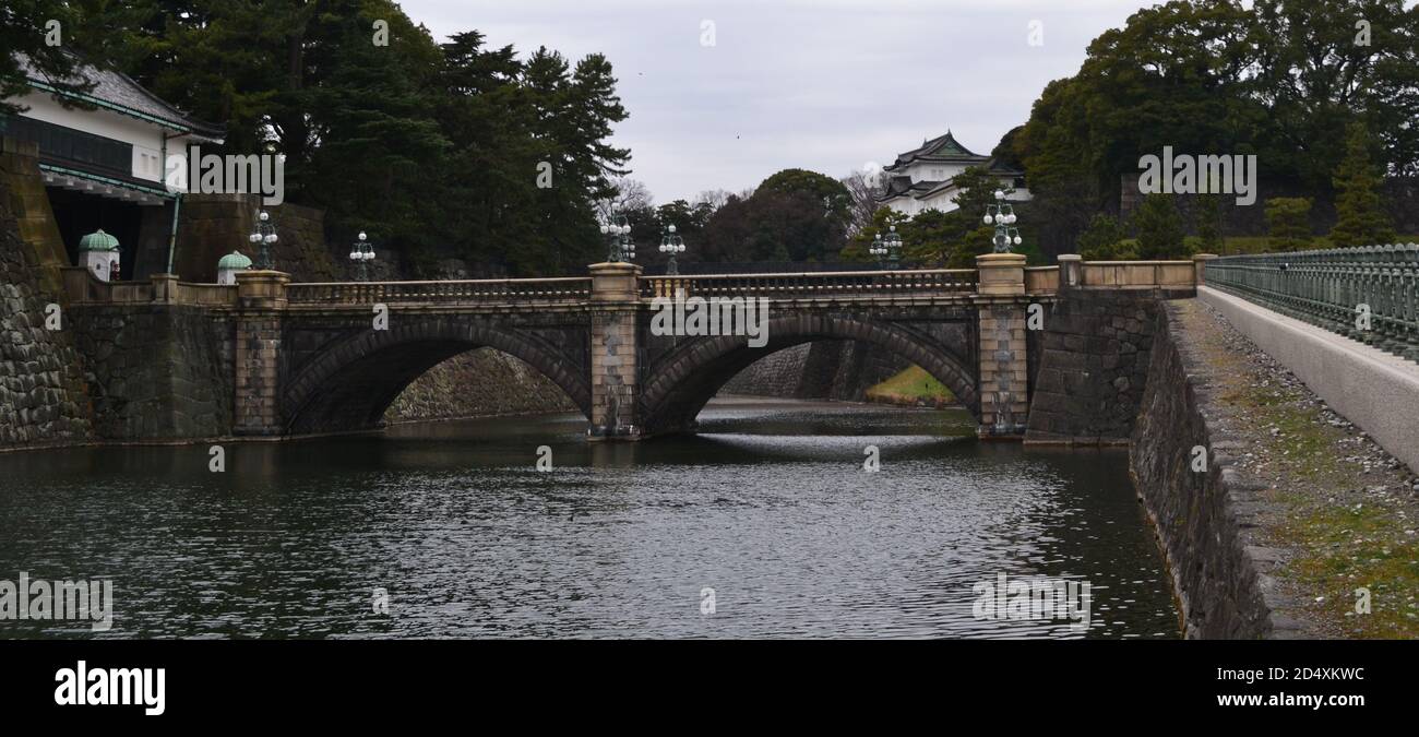 Tokyo, Japan-2/23/16: Il fossato corre sotto il famoso Ponte Nijubashi di Tokyo; questo e' l'ingresso del Seimon ishibashi al Palazzo Imperiale/Castello Edo Foto Stock