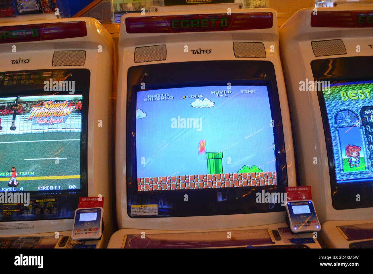 Tokyo, Japan-3/03/16: Primo piano su una macchina arcade Taito che gioca l'originale Super Mario Bros Arcade Edition; si trova all'interno di una galleria locale di Tokyo. Foto Stock