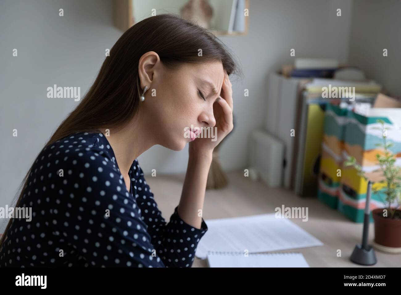 Infelice donna stanca che soffre di sovraccarico di lavoro giorno. Foto Stock