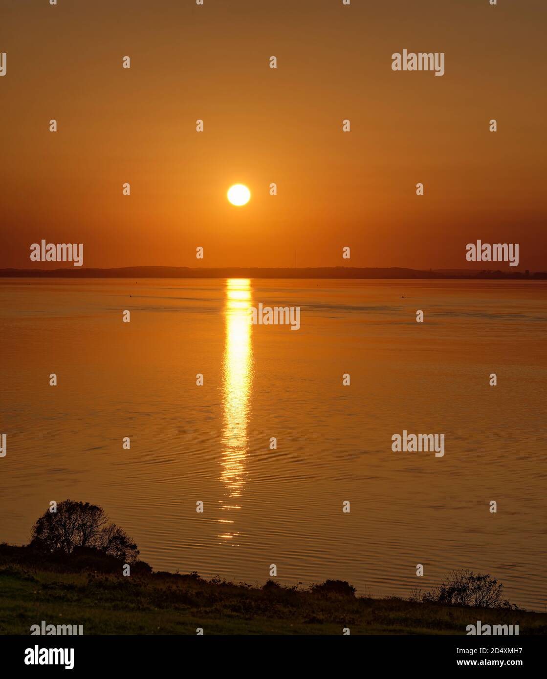Tramonto a Back Hill, Clevedon con l'estuario del Severn e Cardiff Beyond Foto Stock