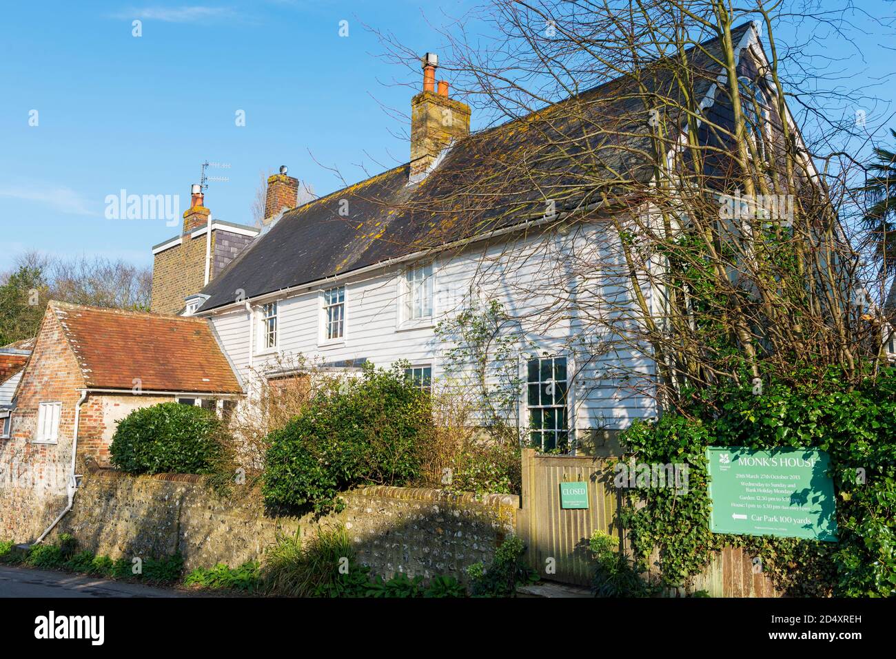 Casa dei monaci, l'ex casa di Leonard e Virginia Woolf, nel villaggio del Sussex orientale di Rodmell Foto Stock