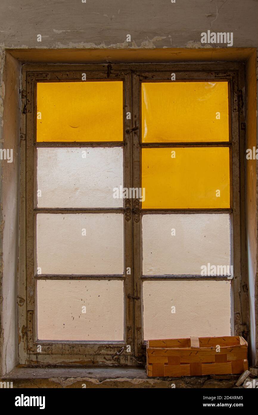 Vecchia finestra vintage con vetrate colorate Foto Stock