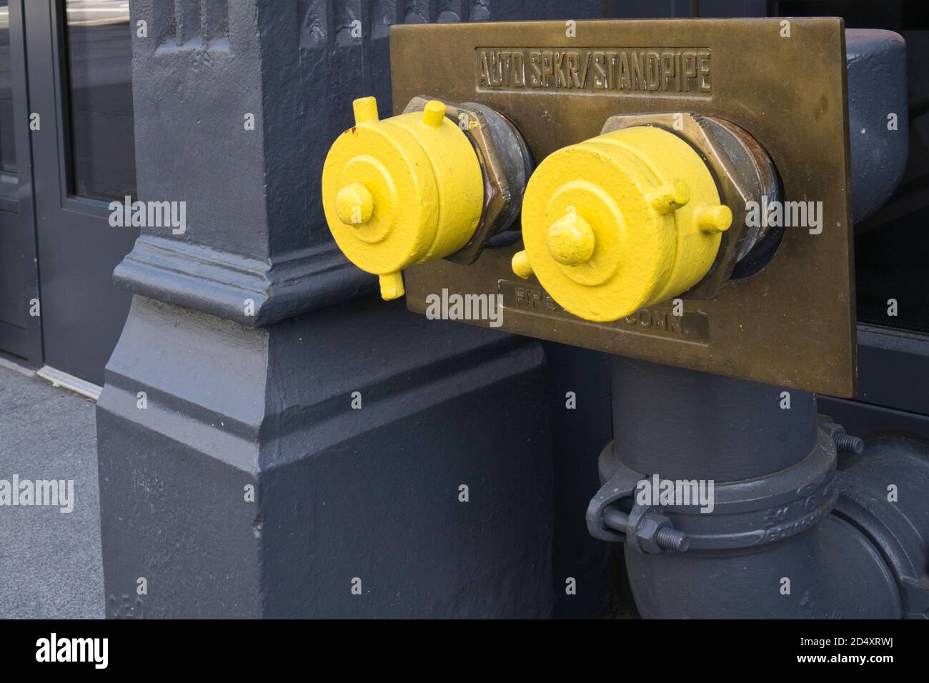 Idrante antincendio per l'accesso di emergenza in New York City Street Foto Stock Idrante antincendio per l'accesso di emergenza in New York City Street Foto Stock
