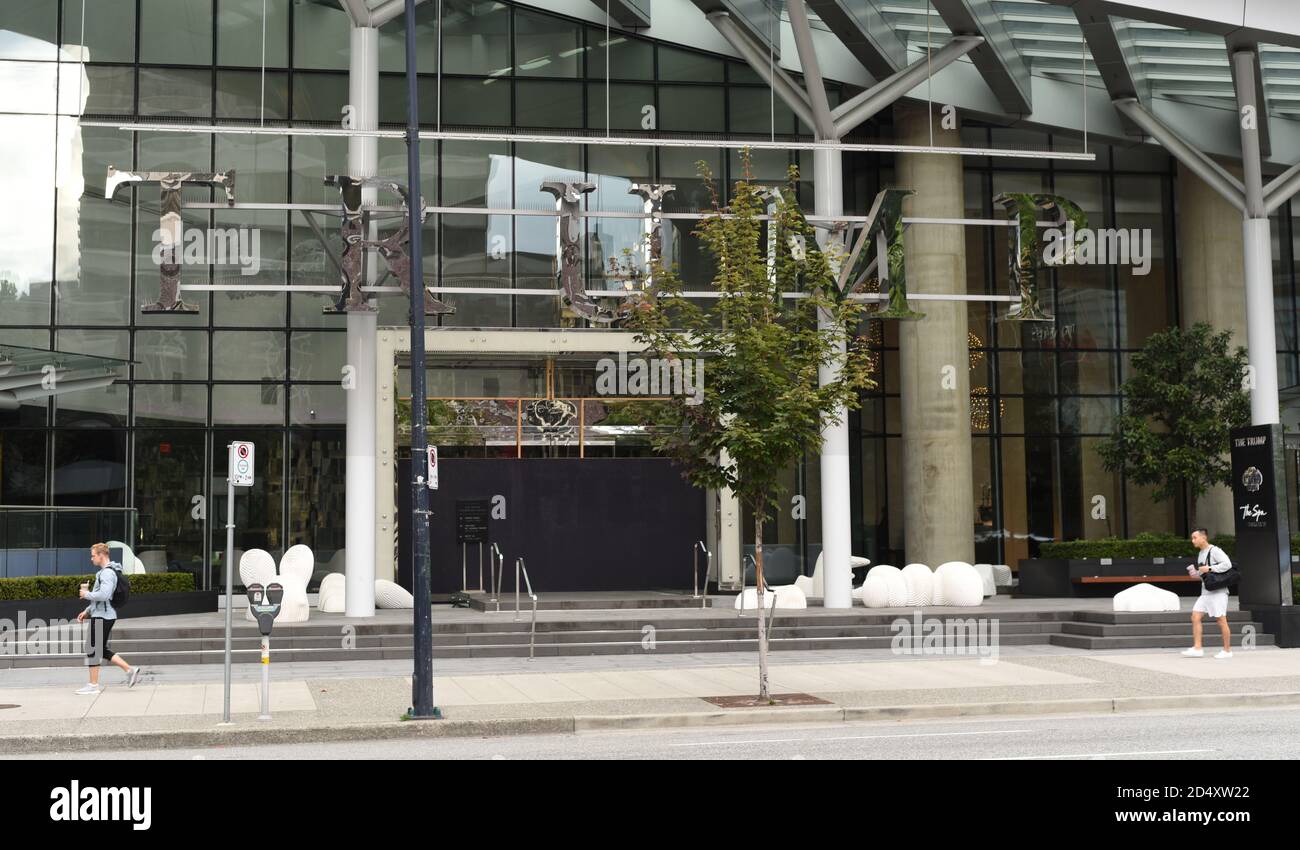 L'entrata principale del chiuso e in bancarotta Trump International Hotel and Tower a Vancouver, British Columbia, Canada è imbarcata. Foto Stock