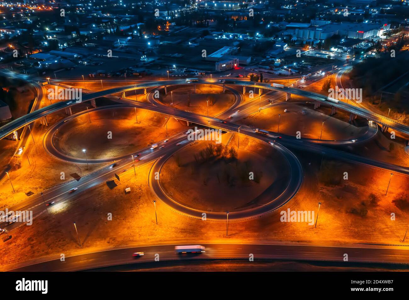 Incrocio circolare incrocio trasporto alla strada notturna della città con traffico auto, vista aerea dal drone. Foto Stock