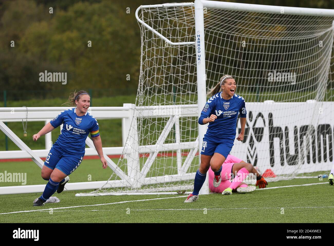 Durham, Regno Unito. 11 Ottobre 2020. Le donne di Durham Sarah WILSON e Becky SALICKI festeggiano dopo che il kick libero di Beth HEPPLE li mette in una testa di 1-0 durante la partita del campionato femminile fa tra il Durham Women FC e il Crystal Palace al castello di Maiden, a Durham City, domenica 11 ottobre 2020. (Credit: Mark Fletcher | MI News ) Credit: MI News & Sport /Alamy Live News Foto Stock