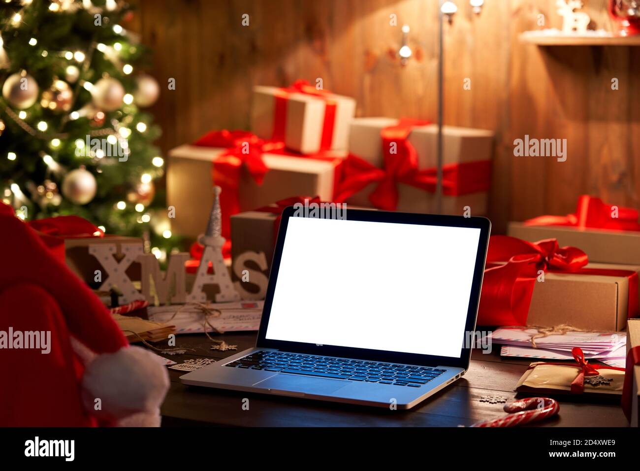Computer portatile con schermo bianco sul tavolo di Natale con regali in xmas sfondo. Foto Stock