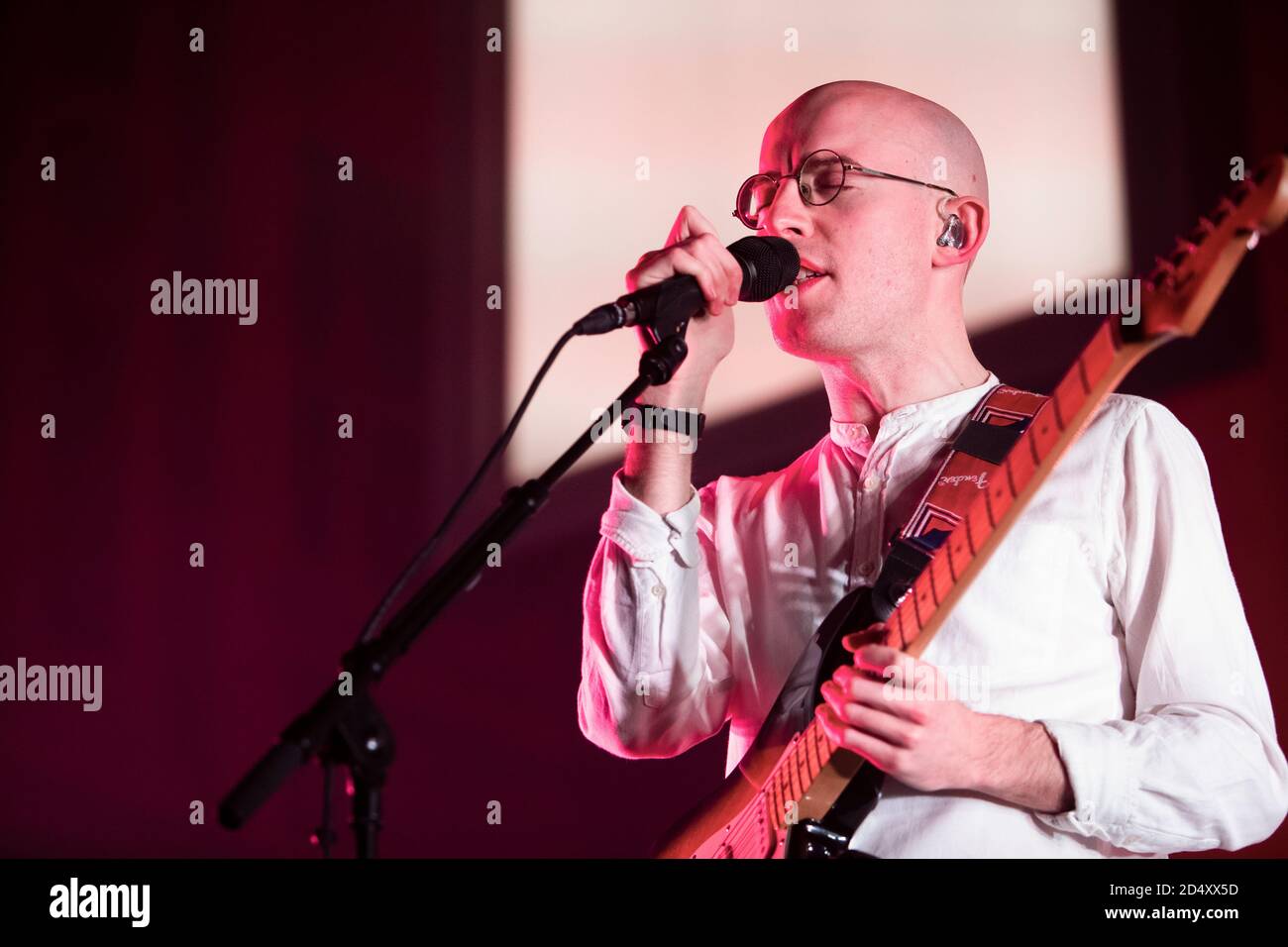 Jack Steadman of English Indie Rock Icon's "Bombay Bicycle Club" Durante il loro spettacolo dal vivo all'Ulster Hall di Belfast Foto Stock