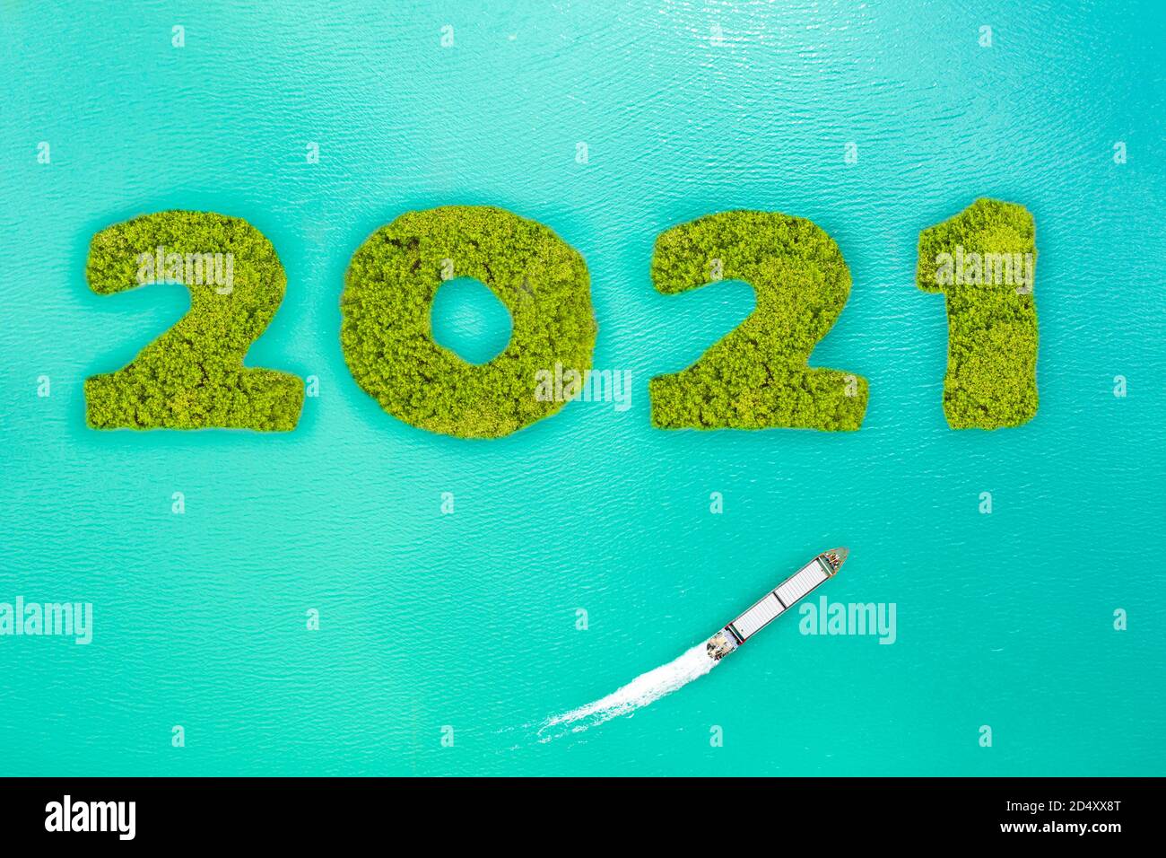 Vista aerea piccola isola verde che forma assomiglia a 2021 e la nave da carico passano attraverso Foto Stock